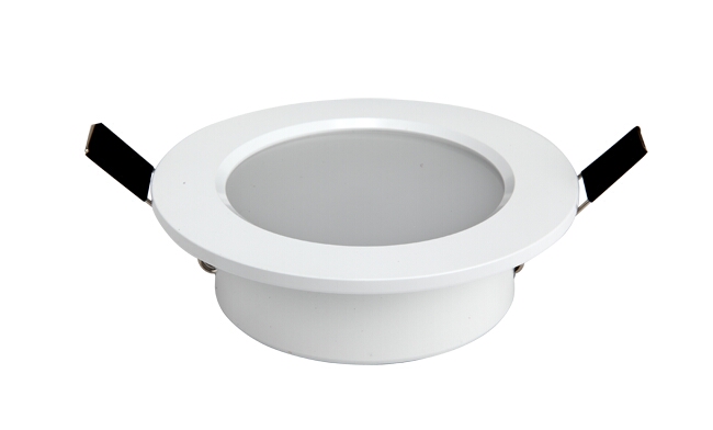 華輝照明LED筒燈驅(qū)動為恒流隔離外置驅(qū)動，便于安裝維護，與光源板實現(xiàn)完美匹配。