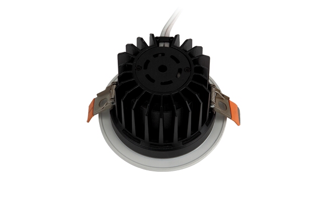 華輝照明專業(yè)LED筒燈廠家，標(biāo)準(zhǔn)的流程與質(zhì)檢程序確保COB筒燈質(zhì)量穩(wěn)定如一。