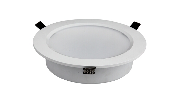 華輝照明LED筒燈驅(qū)動為恒流隔離外置驅(qū)動，便于安裝維護，與光源板實現(xiàn)完美匹配。