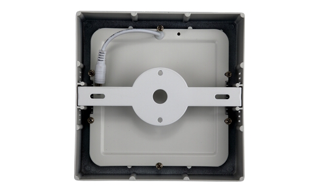 華輝照明成立于1987年，是一家專業(yè)生產(chǎn)面板燈,led面板燈,面板燈廠家,直發(fā)光面板燈，側(cè)發(fā)光面板燈的大型企業(yè)。