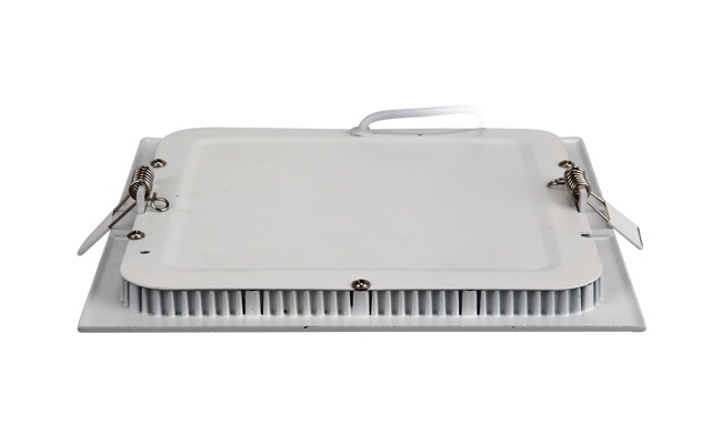 華輝照明成立于1987年，是一家專(zhuān)業(yè)生產(chǎn)面板燈,led面板燈,面板燈廠(chǎng)家,直發(fā)光面板燈，側(cè)發(fā)光面板燈的大型企業(yè)。