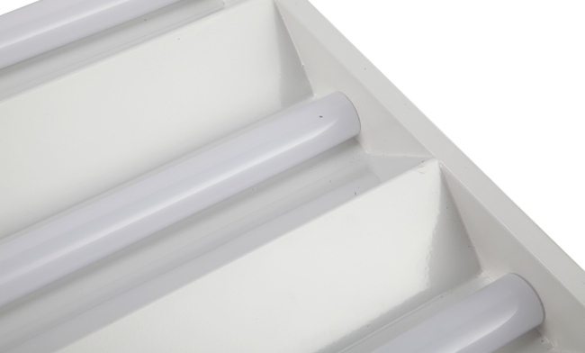 3.	華輝照明格柵燈盤燈體表面靜電噴涂處理，防腐性能好，不易磨損，使用30000小時(shí)不變色、不褪色。LED格柵燈盤廠家,產(chǎn)品有T8格柵燈盤，T5格柵燈盤，明裝格柵燈盤，暗裝格柵燈盤