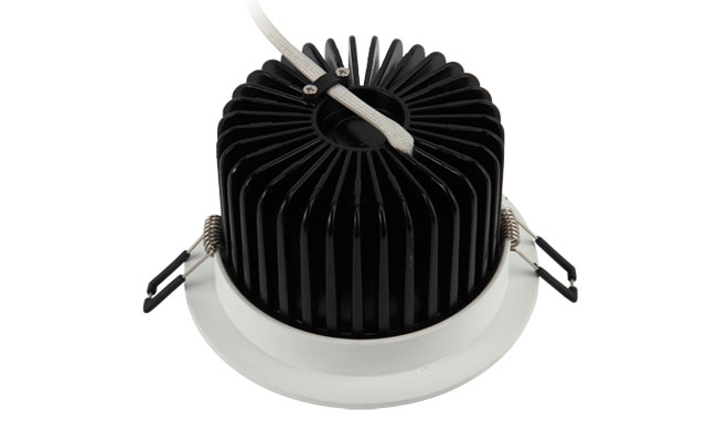 華輝照明專業(yè)LED筒燈廠家，標(biāo)準(zhǔn)的流程與質(zhì)檢程序確保COB筒燈質(zhì)量穩(wěn)定如一。