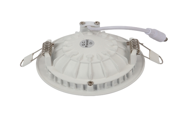 華輝照明專業(yè)LED筒燈廠家，標準的流程與質(zhì)檢程序確保COB筒燈質(zhì)量穩(wěn)定如一。