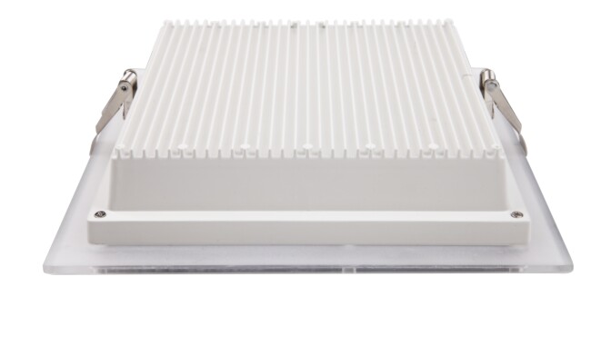 華輝照明專業(yè)LED筒燈廠家，標準的流程與質檢程序確保COB筒燈質量穩(wěn)定如一。