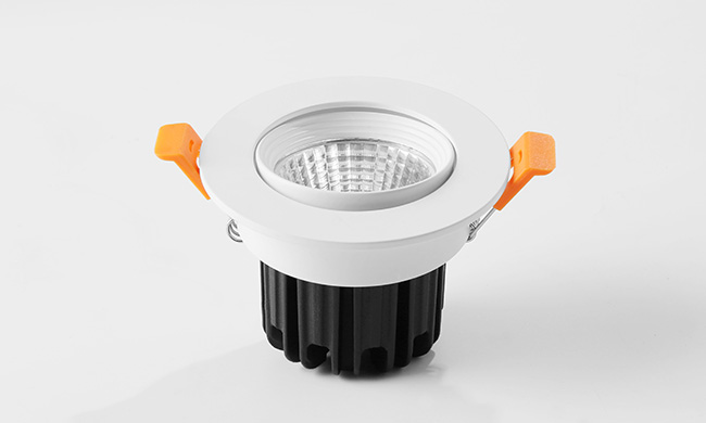 華輝照明成立于1987年，是一家專(zhuān)業(yè)生產(chǎn)LED辦公吊線(xiàn)燈,led面板燈,面板燈廠家,直發(fā)光面板燈，側(cè)發(fā)光面板燈的大型企業(yè)。