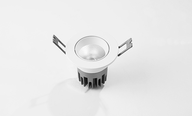 華輝照明成立于1987年，是一家專(zhuān)業(yè)生產(chǎn)LED辦公吊線燈,led面板燈,面板燈廠家,直發(fā)光面板燈，側(cè)發(fā)光面板燈的大型企業(yè)。