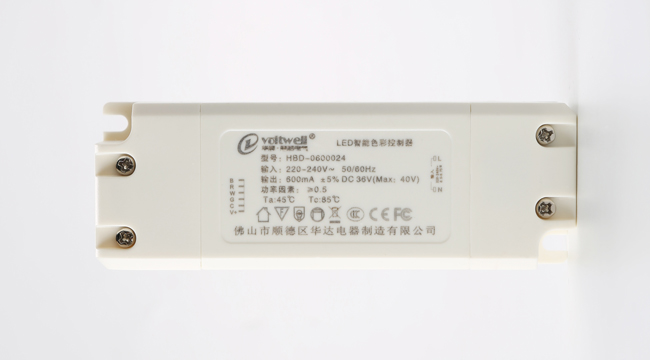 華輝照明LED辦公吊線燈,led面板燈,直發(fā)光面板燈，側(cè)發(fā)光面板燈,面板燈廠家擁有專業(yè)生產(chǎn)團隊，從面板燈零配件到電源都自己生產(chǎn)，保證每個環(huán)節(jié)的品質(zhì)。